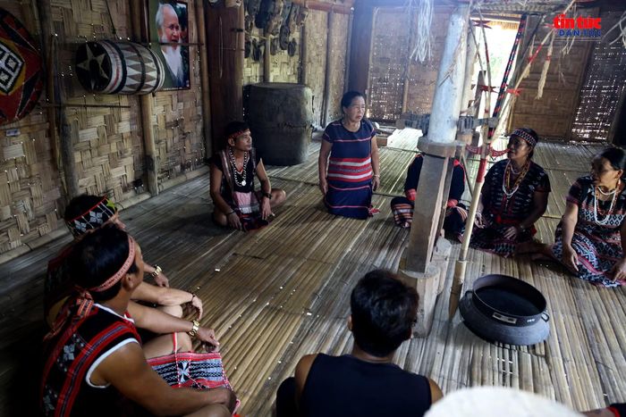 Trước khi lễ cầu an diễn ra, các thành viên trong cộng đồng Ba Na cùng tập trung, trao đổi và chuẩn bị những công việc cần thiết cho nghi lễ truyền thống.