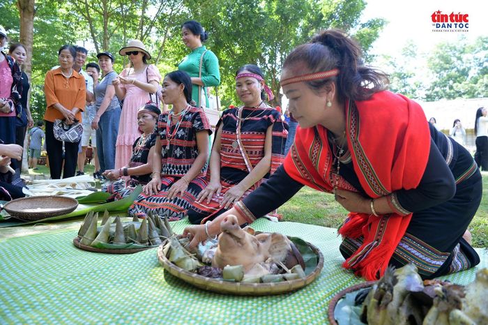 Lợn, gà cùng các lễ vật truyền thống được chuẩn bị chu đáo để dâng cúng thần linh trong lễ cầu an.