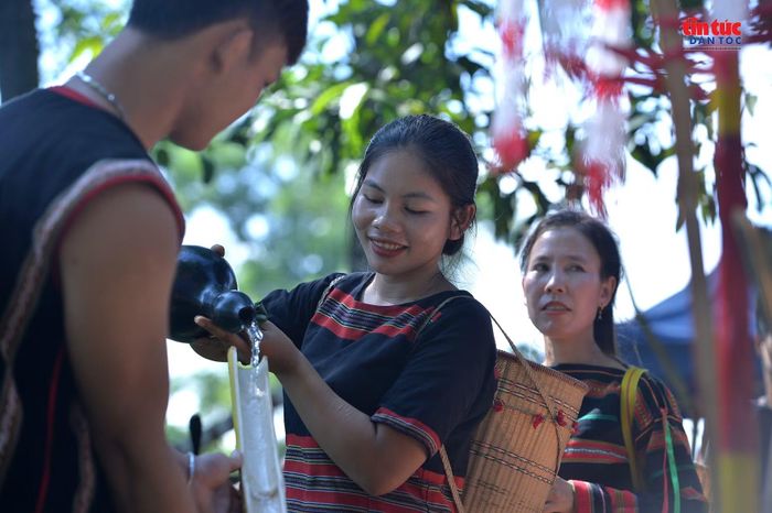 Một nghi thức trong lễ cầu an được thực hiện với mong muốn xua đi điều không may, cầu bình yên cho cộng đồng.