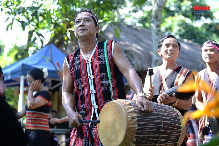 Sau phần nghi lễ, tiếng trống cùng các nhạc cụ truyền thống vang lên, mở đầu cho phần hội của cộng đồng Ba Na.