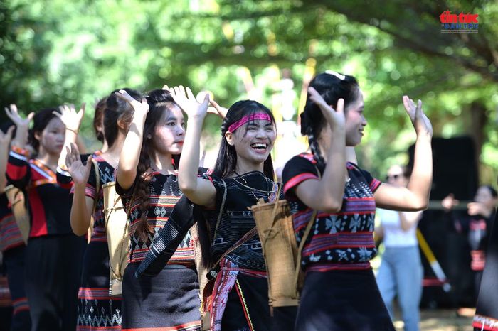 Những thiếu nữ Ba Na hòa mình trong điệu xoang truyền thống, tạo nên không khí rộn ràng, vui tươi sau phần lễ.