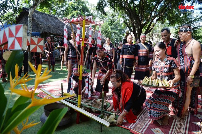 Lễ vật được sắp đặt tại không gian hành lễ trước sự chứng kiến và tham gia của đông đảo người dân trong buôn.
