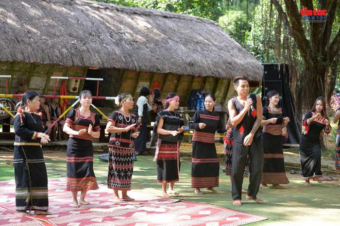 Đồng bào Ba Na cùng tham gia các hoạt động văn hóa, văn nghệ, khép lại lễ cầu an trong không khí đoàn kết, vui tươi của cộng đồng.