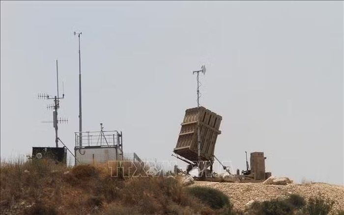 Hệ thống phòng thủ tên lửa Vòm Sắt được triển khai gần Tel Aviv, Israel. Ảnh: THX/TTXVN