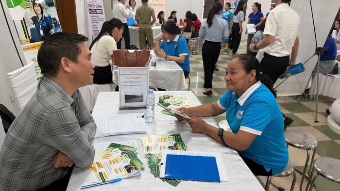 Trao đổi trực tiếp vị trí việc làm giữa đơn vị tuyển dụng và người lao động.