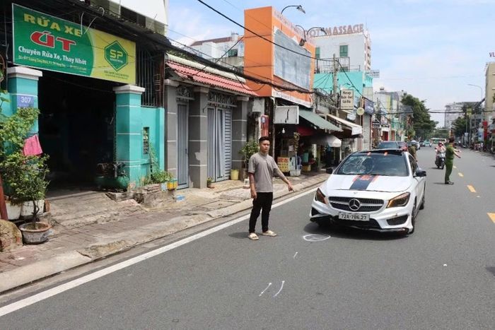Công an dựng lại hiện trường vụ tai nạn. Ảnh: CA