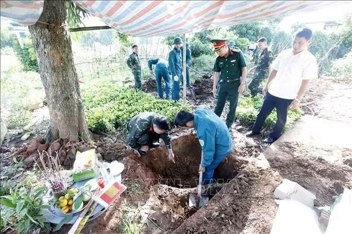 Lực lượng chức năng tham gia tìm kiếm, khai quật, cất bốc hài cốt liệt sĩ tại gia đình anh Đèo Văn Thiêm ở bản Cang Kiểng, xã Chiềng Khoong, tỉnh Sơn La.