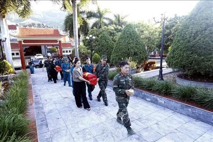 Các lực lượng chức năng đưa hài cốt các liệt sĩ về nghĩa trang liệt sĩ xã Sông Mã, tỉnh Sơn La an táng theo quy định.