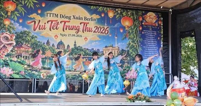 Tiết mục múa do các em nhỏ trong cộng đồng trình diễn.