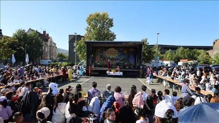 Tết Trung Thu 2026 thu hút đông đảo bà con cộng đồng người Việt và bạn bè Đức.