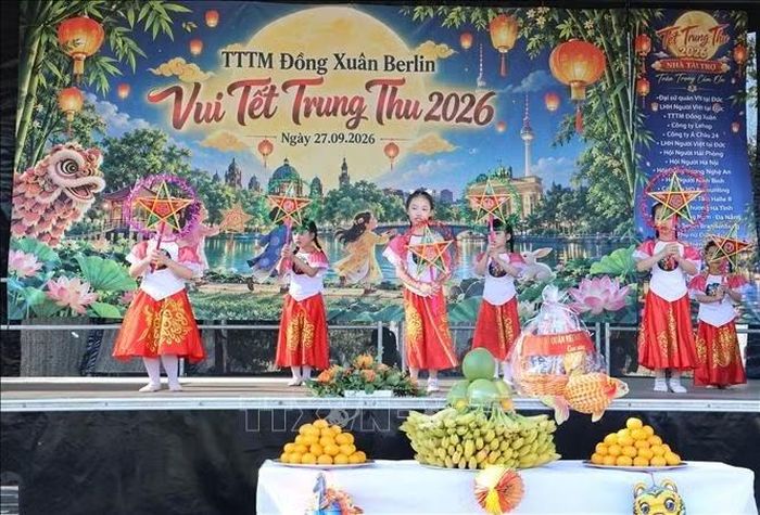 Rước đèn Trung Thu tại sự kiện.