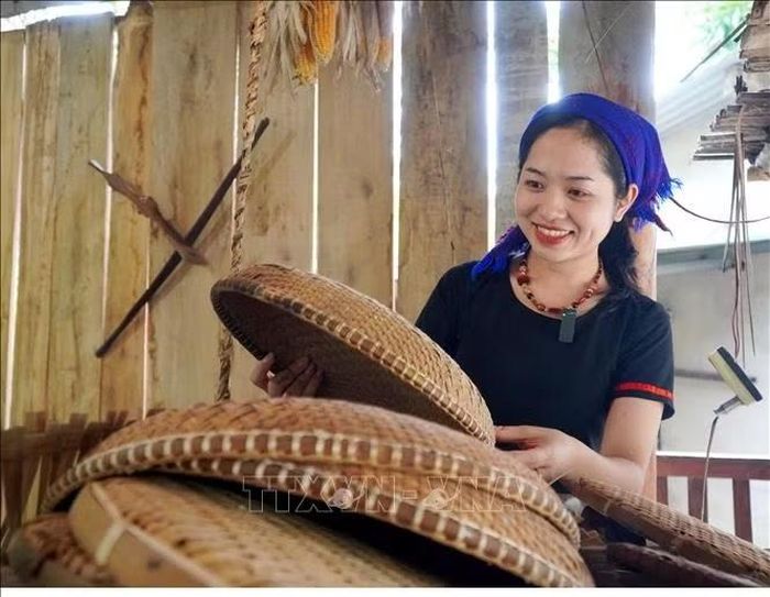 Trinh Sơn Uyên với không gian trưng bày đồ dùng sinh hoạt của người Hrê nằm trong khuôn viên Plây Hrê.