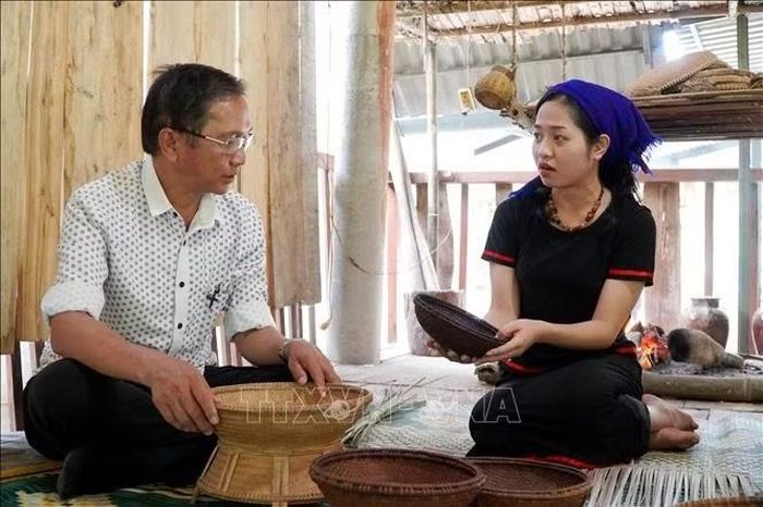 Nghề đan lát truyền thống của người Hrê được giới thiệu đến du khách.
