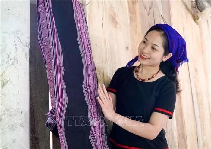 Thổ cẩm truyền thống của người Hrê được trưng bày, giới thiệu đến du khách.