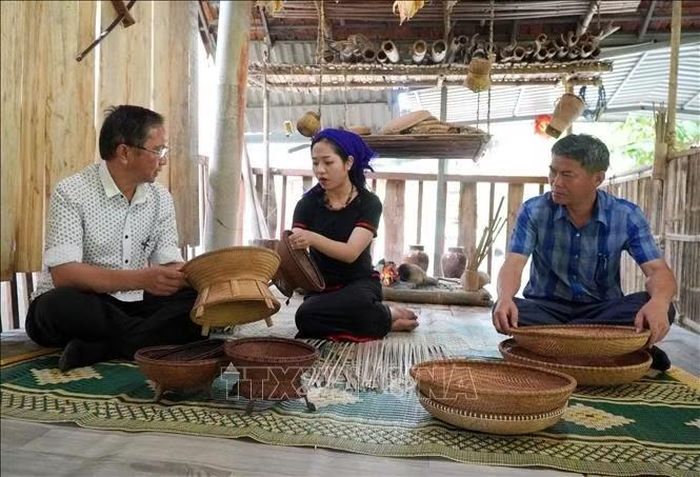 Chị Trinh Sơn Uyên đang giới thiệu những sản phẩm truyền thống của địa phương.