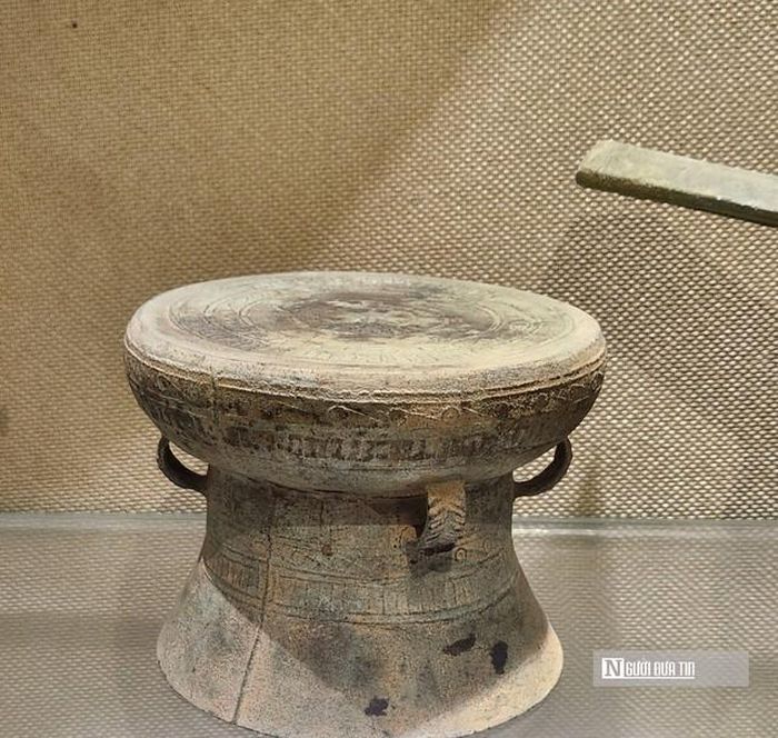 Trong ảnh là chiếc trống đồng của người Việt Mường cổ thuộc thời kỳ văn hóa Đông Sơn, phát hiện tại Tuyên Hóa.