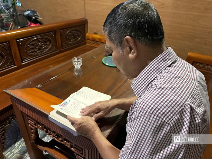 Trong số những kỷ vật còn lại của gia đình, ông Doanh vẫn lưu giữ rất cẩn thận cuốn nhật ký của người chú liệt sĩ Nguyễn Xuân Đình.