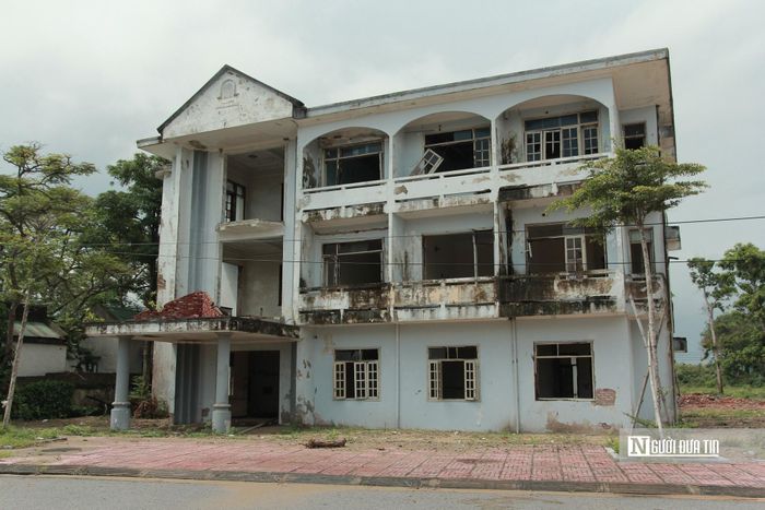 Theo người dân địa phương, không ít cơ sở lưu trú đã ngừng kinh doanh sau nhiều mùa du lịch vắng khách hoặc do hoạt động không hiệu quả. Trong khi đó, một số dự án được đầu tư nhưng thiếu nguồn lực để hoàn thiện, dẫn đến tình trạng “đắp chiếu” kéo dài. Sự xuống cấp của các công trình không chỉ làm mất mỹ quan mà còn ảnh hưởng đến hình ảnh của một điểm đến đang nỗ lực phát triển du lịch biển.