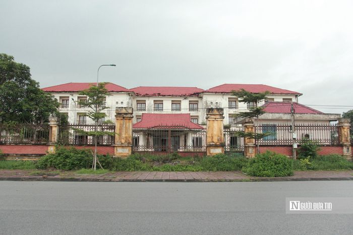 Năm 2003, Ngân hàng Ngoại Thương thuê hơn 4.600 m² đất tại Khu du lịch biển Xuân Thành xây dựng nhà nghỉ quy mô 3 tầng với 24 phòng nghỉ, bao quanh tường và các hạng mục phụ trợ. Sau khi hoàn thành, không hiểu vì lý do gì mà khu nhà nghỉ chưa một ngày đi vào vận hành, khai thác, bị bỏ hoang cho đến nay đã hơn 20 năm.
