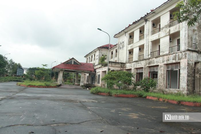 Ghi nhận của phóng viên vào ngày 26/9, khu nhà nghỉ nói trên nằm đắc địa trên trục chính hướng ra biển, ở vị trí trung tâm của Khu du lịch biển Xuân Thành. Qua quan sát, toà nhà đã xuống cấp, hệ thống cửa sổ, cửa chính hư hỏng, rêu rong và ẩm mốc, cỏ dại bao phủ.