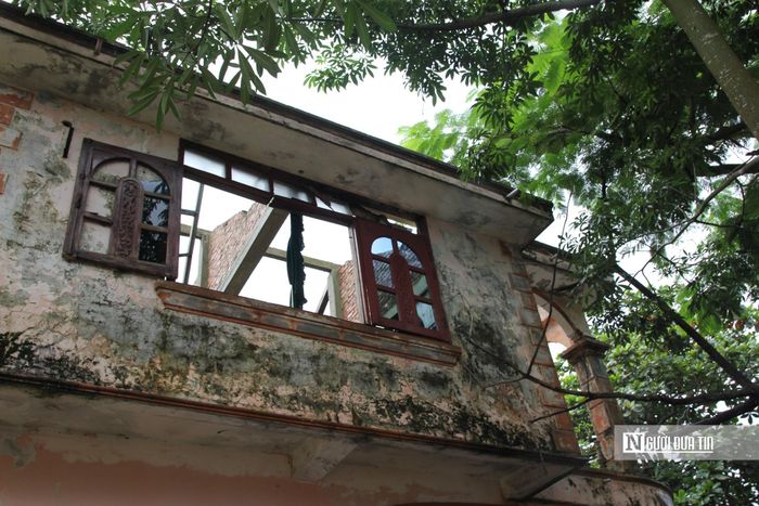 Nhiều khách sạn từng được xây dựng khang trang với kỳ vọng đón khách du lịch nay chỉ còn là những khối bê tông im lìm, không có dấu hiệu hoạt động. Một số công trình dang dở nhiều năm, phần móng và khung nhà phơi mưa nắng, trở thành hình ảnh nhếch nhác giữa khu du lịch.