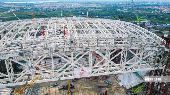 Công trình còn sở hữu hệ cửa kính end-zone cao 36m, rộng 55m, giúp tận dụng ánh sáng tự nhiên và tạo không gian linh hoạt cho sân.