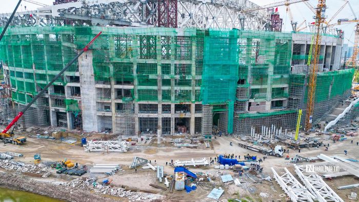 Bên ngoài, nhiều cấu kiện, hệ thống giàn giáo cũng đã được tháo dỡ để bước vào quá trình hoàn thiện.