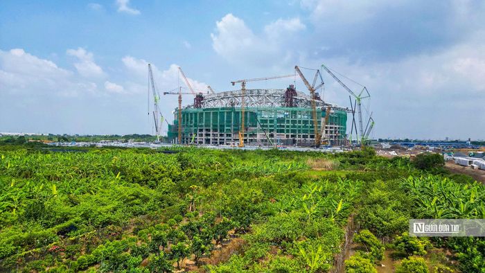 Theo ghi nhận của Người Đưa Tin, sau gần 1 năm thi công đến nay, các hạng mục chính của sân vận động đã dần hiện rõ. 