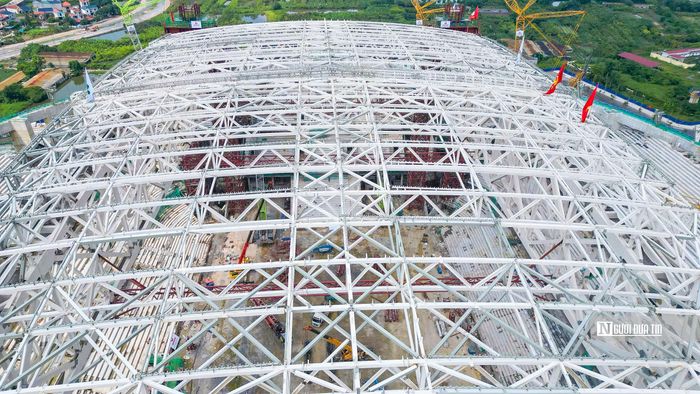 Theo thiết kế, mái chính gồm hai dầm vòm dạng hộp, mỗi dầm dài khoảng 373m, sâu 10,7m và rộng 5m.