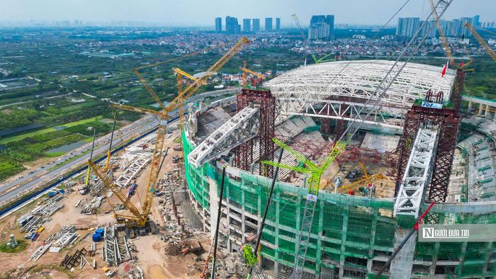 Hai tấm màng xuyên sáng kích thước 78x125m được thiết kế đóng, mở hoàn toàn trong khoảng 12-20 phút giúp sân chủ động ứng phó với điều kiện thời tiết và phục vụ nhiều loại hình sự kiện. Đây là công nghệ lần đầu được ứng dụng tại một sân vận động ở Việt Nam.