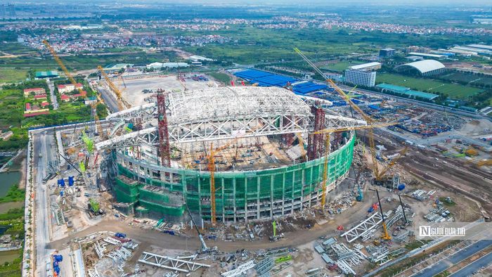 Công trình có diện tích khoảng 55.000m² và thiết kế theo các tiêu chuẩn của FIFA, hướng tới khả năng tổ chức những giải đấu quốc tế.