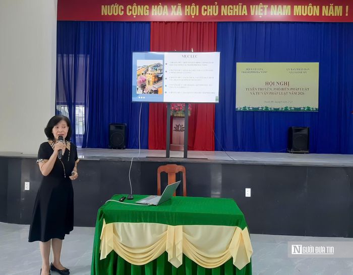 Bà Huỳnh Thị Liễu Hoa, Giám đốc Trung tâm tư vấn pháp luật, Hội Luật gia thành phố Đà Nẵng, trao đổi về điều kiện tách thửa, chuyển mục đích sử dụng đất.