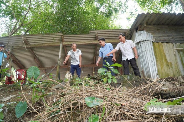 Người dân tự đổ đất hoặc xếp đá để hạn chế sạt lở.