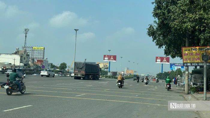 Ghi nhận phương tiện lưu thông qua khu vực cầu Đồng Nai thông thoáng, thuận lợi sau khi trạm thu phí được tháo dỡ.