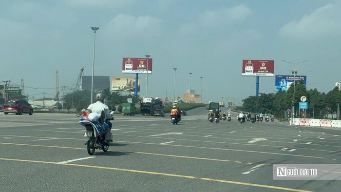 Khu vực từng đặt trạm thu phí sau khi tháo dỡ, các phương tiện lưu thông qua lại thuận lợi.