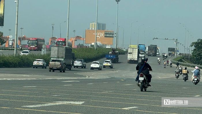 Các hạng mục của trạm thu phí cầu Đồng Nai được tháo dỡ, khu vực mặt đường đang được hoàn trả.
