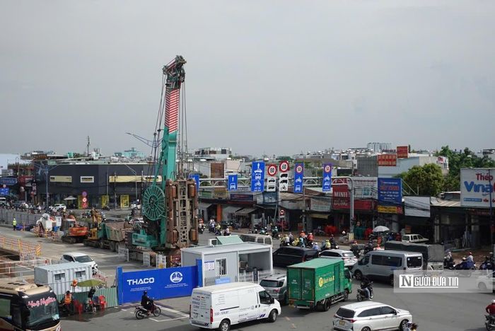 Công tác giải phóng mặt bằng tuyến metro số 2 đã hoàn thành, với tỷ lệ bàn giao đạt 100%. Mặt bằng được bàn giao tạo điều kiện để nhà thầu triển khai các hạng mục xây dựng nhà ga ngầm trên trục Trường Chinh.