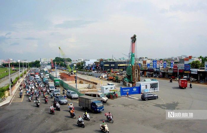 Toàn cảnh khu vực tuyến metro số 2 đi qua trục Trường Chinh – Cộng HòaTuyến metro số 2 Bến Thành – Tham Lương đi qua khu vực có mật độ giao thông cao, kết nối trung tâm Tp.HCM với cửa ngõ Tây Bắc. Các nhà ga ngầm trên trục Trường Chinh – Cộng Hòa được kỳ vọng góp phần tăng năng lực vận tải hành khách công cộng, giảm áp lực giao thông cho khu vực.