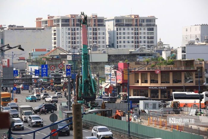 Trục Trường Chinh – Cộng Hòa là khu vực có lưu lượng phương tiện lớn, kết nối nhiều khu dân cư và đầu mối giao thông. Việc triển khai thi công các nhà ga ngầm đặt ra yêu cầu tổ chức công trường hợp lý, bảo đảm an toàn và hạn chế ảnh hưởng đến việc đi lại của người dân.