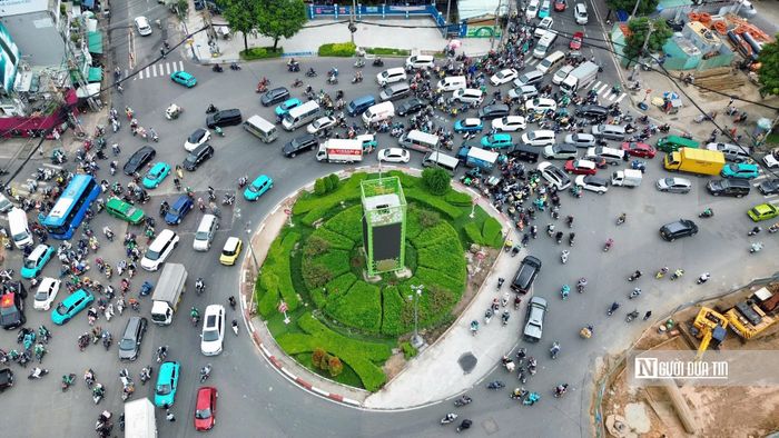 Vòng xoay Dân Chủ nơi tuyến metro số 2 đi qua.