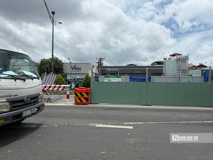 Theo thông tin từ Ban quản lý đường sắt đô thị, hiện nay mặt bằng cho tuyến Metro số 2 đã hoàn tất 100%. Ban này cũng hoàn tất việc ký kết hợp đồng với Liên doanh các nhà thầu tiến hành triển khai xây dựng dự án. Trong ảnh, tuyến Metro ngầm đang được các nhà thầu tăng tốc thực hiện.