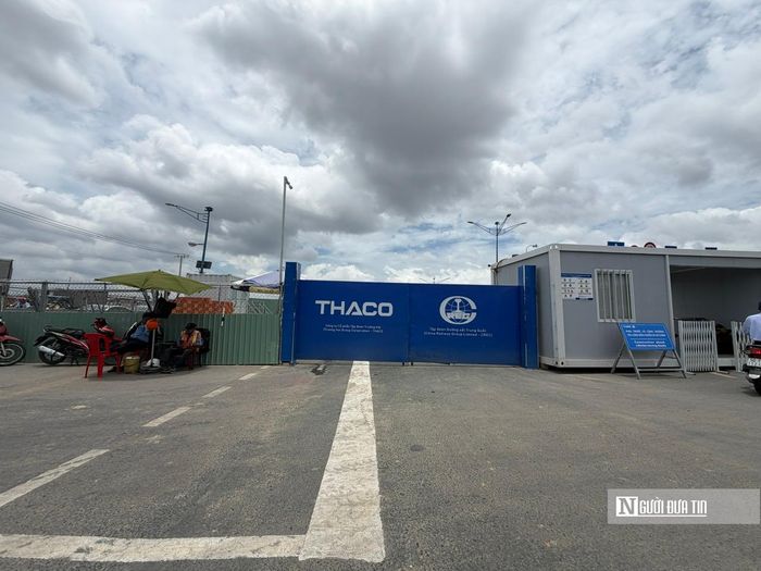 Theo Ban Quản lý Đường sắt đô thị, nhà thầu đang tổ chức thi công tại nhiều nhà ga, trong đó có Hòa Hưng, Lê Thị Riêng, Phạm Văn Hai, Bảy Hiền, Bà Quẹo và Phạm Văn Bạch. Các hạng mục được triển khai theo tiến độ tổng thể của dự án. Trong ảnh là đoạn đi ngầm trục đường Trường Chinh - Cộng Hòa nối tới Ngã tư Bảy Hiền và đi thẳng vào khu vực trung tâm.