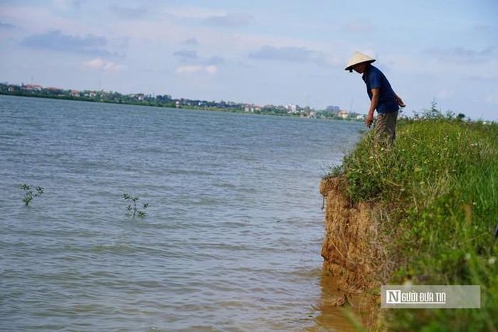 Người dân kiến nghị cấp trên tạo điều kiện để đầu tư xây dựng kè, tuy nhiên nguồn kinh phí còn hạn chế nên chưa thể triển khai,