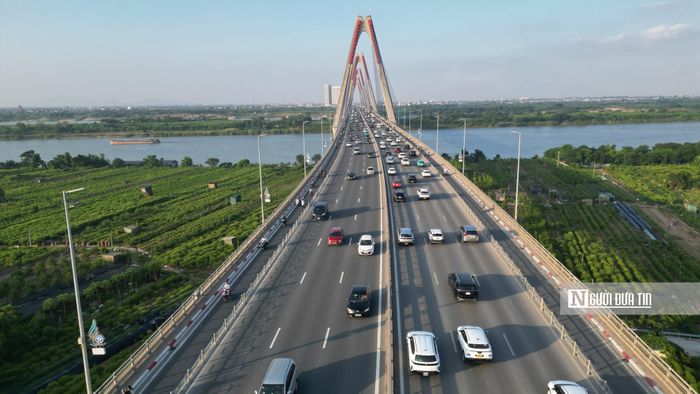 Theo ghi nhận của phóng viên Người Đưa Tin, chiều ngày 27/9 các phương tiện di chuyển qua cầu Nhật Tân khá thuận lợi.