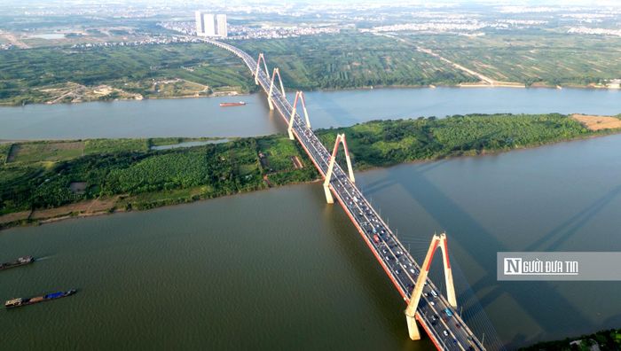 Trước đó, Sở Xây dựng Hà Nội có thông báo phương án thí điểm tổ chức giao thông trên cầu Nhật Tân nhằm bảo đảm an toàn giao thông, giảm thiểu ùn tắc, trong đó điều chỉnh tốc độ tối đa tại làn ô tô sát dải phân cách giữa từ 90km/giờ xuống 80km/giờ.