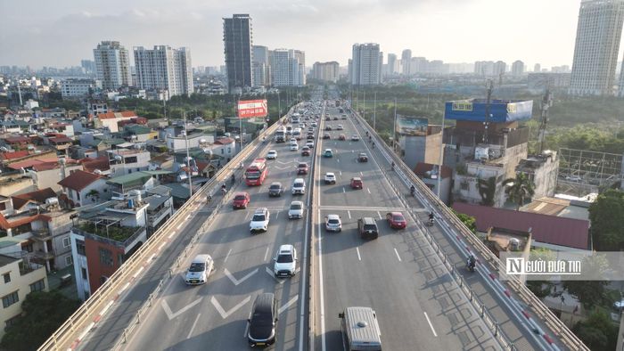 Dù là ngày cuối tuần và đúng giờ cao điểm nhưng tình trạng ùn ứ tại cây cầu này của những ngày trước đã không còn.