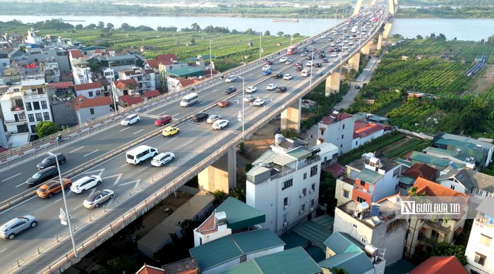 Theo Sở Xây dựng Hà Nội, đơn vị không cắm các biển để xử phạt việc không giữ khoảng cách trên cầu, mà chỉ để nhắc nhở người dân biết để chủ động điều tiết.