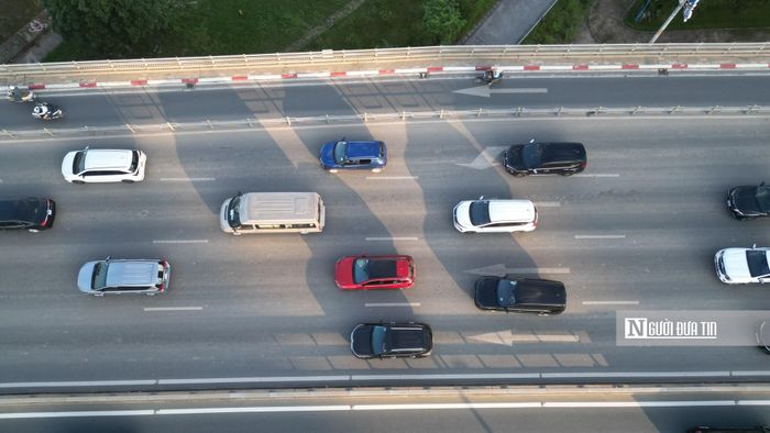 Các phương tiện di chuyển khá thoải mái và bám sát nhau từ 5 đến 10 mét.