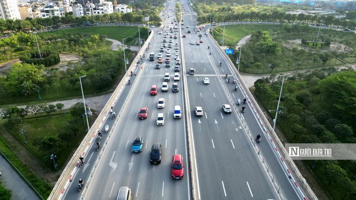 Theo quan sát vị trí các phương tiện từ đường Võ Chí Công và đường dẫn từ đê lên cầu Nhật Tân có xung đột giao thông nhưng không đáng kể.
