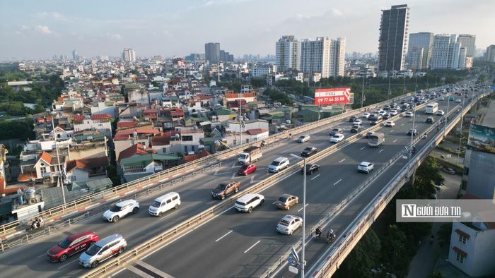 Đáng chú ý cả 2 làn đường đều không ghi nhận thấy biển báo giữ khoảng cách dù mới được Sở Xây dựng Hà Nội lắp đặt trước đó không lâu.